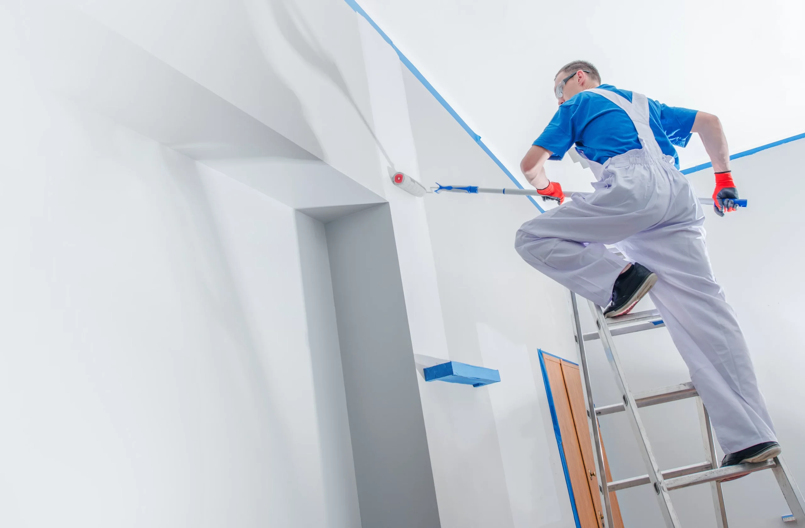 Pintura residencial de paredes e tetos em andamento